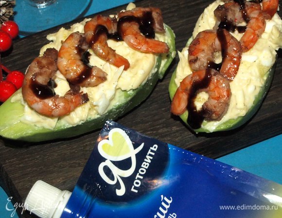 Не забываем добавить бальзамический крем на креветки.