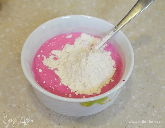 Добавьте муку и перемешайте, чтобы не было комочков.