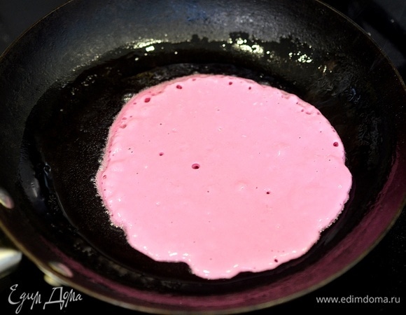 Сковороду смажьте маслом, наливайте немного теста и выпекайте блины.