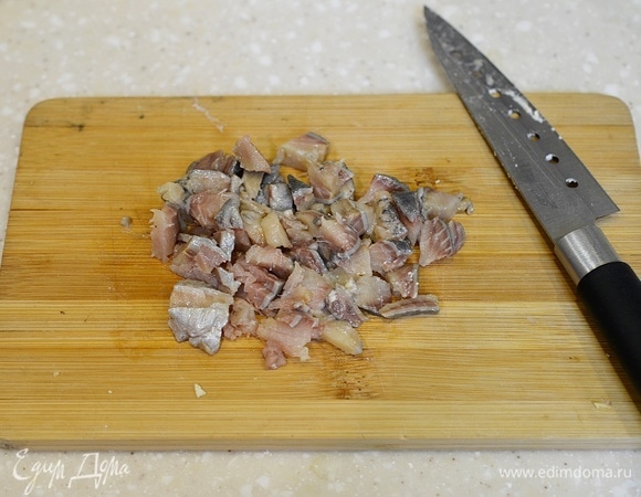 Для начинки нарежьте сельдь.