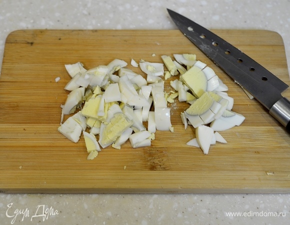 Яйца отварите вкрутую, почистите и нарежьте.