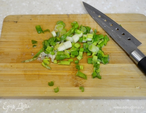Зеленый лук вымойте и измельчите.