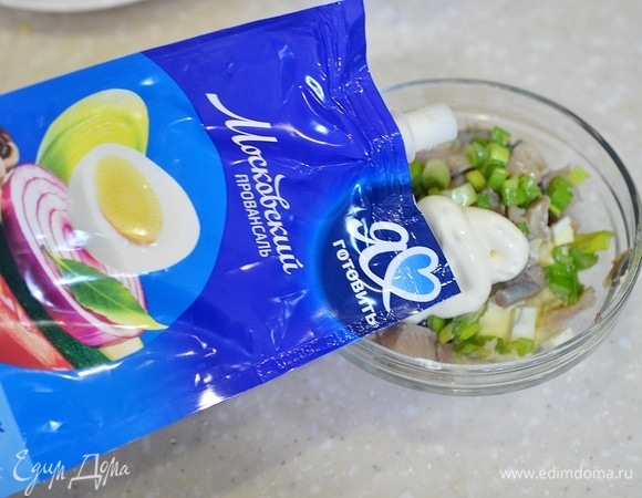 Все перемешайте и заправьте майонезом. Из всего обилия представленных на рынке майонезов я выбрала майонез ТМ «Московский провансаль». Состав этого майонеза максимально приближен к натуральному и не содержит ГМО.