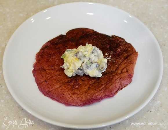 На каждый блин выложите немного начинки.