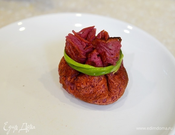 Соберите края и завяжите перышком лука.