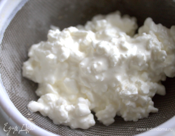 Творог был зернистый в сливках соленоватый, поэтому процедила и заодно перетерла.