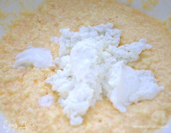 Добавить творог в масляный состав.