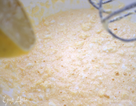 Снова взбить, выжать сок из половинки лимона и натереть цедру.