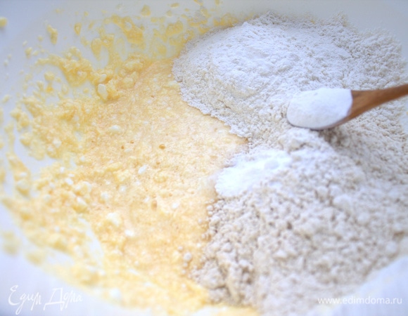 Всыпать два вида муки с разрыхлителем и содой. Соль я не добавляла, так как соль была в твороге.