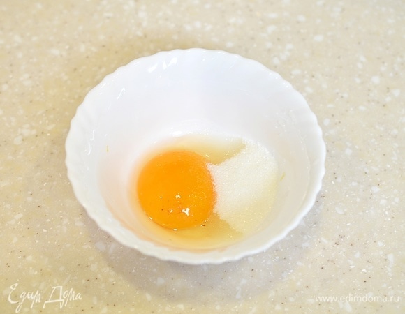 Яйцо разотрите с сахаром и ванильным сахаром.