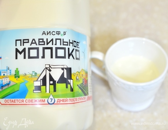 В другой посуде смешайте молоко с крахмалом. Для приготовления блюд я стараюсь использовать только качественные продукты с натуральным составом. Поэтому мой выбор пал на молочные продукты, в частности на ПравильноеМолоко АО АИСФеР.