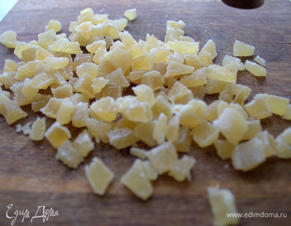 Из добавок нарезала помельче ананасовые цукаты.