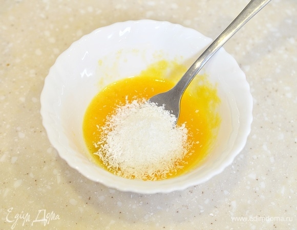 В яичную смесь добавьте кокосовую стружку.