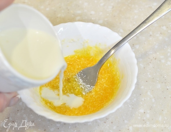 Влейте коньяк (по желанию) и молочную смесь.