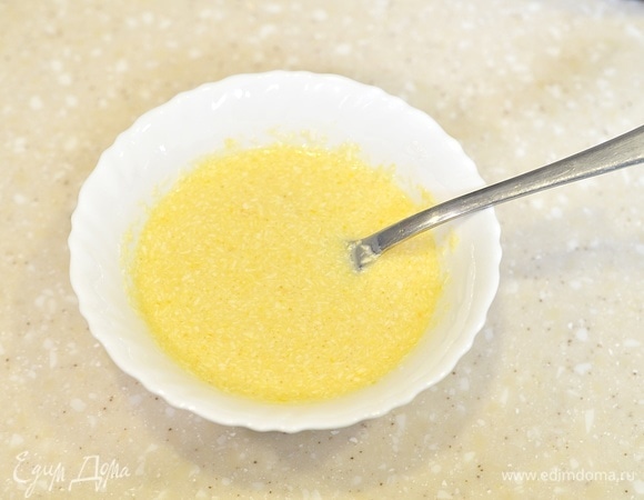 Перемешайте все до однородного состояния. Поставьте в микроволновку на 2 минуты 30 секунд. Перемешивайте через каждые 30 секунд, так как крем быстро густеет.