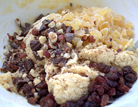 Пересыпать в тесто с 2 горсточками изюма.