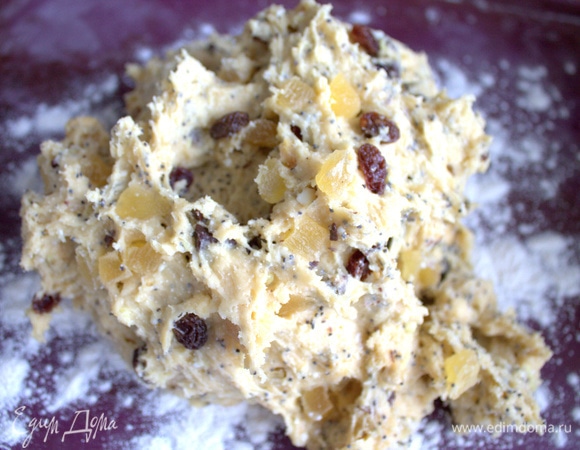 Тесто вымесить и перенести на доску.