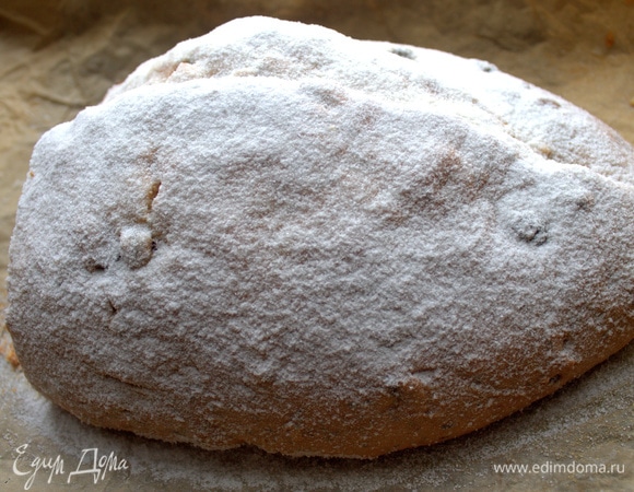 Обильно посыпать пудрой в несколько слоев.