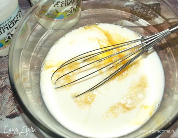 Яйца соединяем с ПравильнымМолоком АО АИСФеР, солью, растительным маслом. Все хорошо взбиваем.