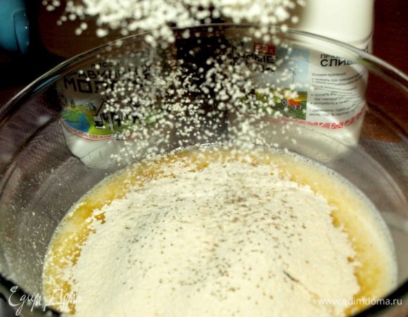 Добавляем просеянную нутовую муку.