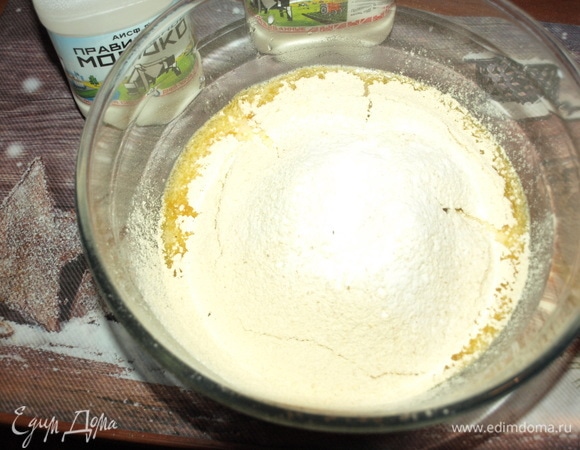 Добавляем соду и стевию порошком (любой подсластитель на ваш вкус). Стевии достаточно 2–3 грамма.