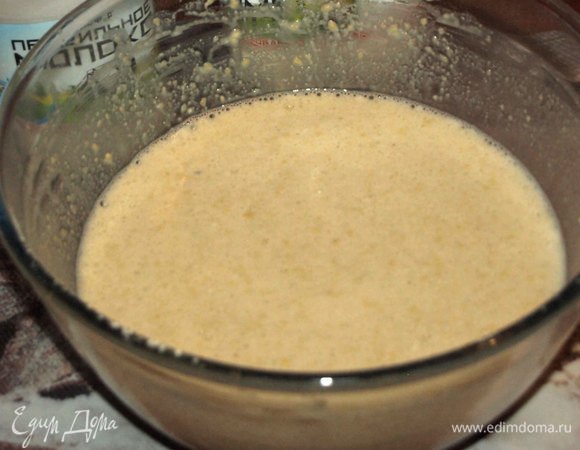 Тщательно соединяем продукты до однородной массы. Оставить отдохнуть тесто на 20–30 минут. Можно с вечера приготовить тесто, закрыть пищевой пленкой миску и оставить в холодильнике до утра. Утром достать из холодильника, дать постоять 20 минут и выпекать.