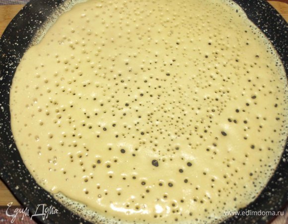 Блинную сковороду хорошо разогреваем.