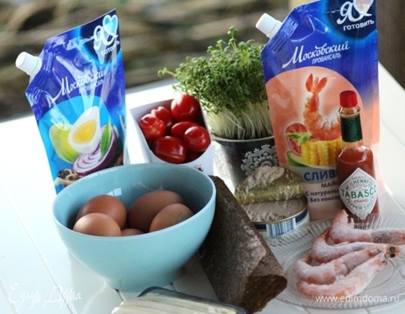 За полчаса можно многое успеть. Вы готовы? Начинаем. Для основного нам понадобится майонез ТМ «Московский провансаль» «Классический» и «Сливочный», яйца, икра, креветки.