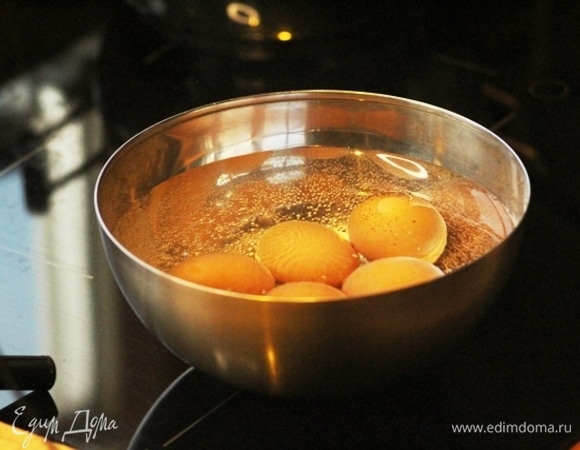 Отвариваем яйца вкрутую.