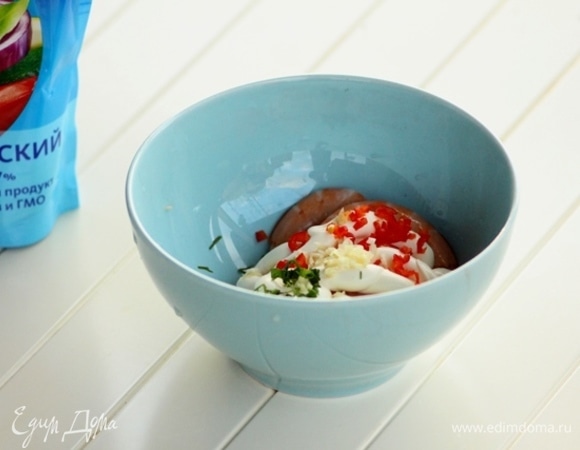 В маринаде креветки подержать минут 10–15.