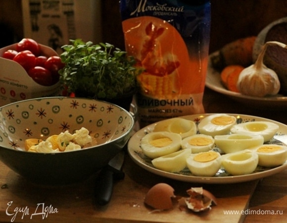 Когда яйца отварены, необходимо их остудить в холодной воде. Разрезать на две половинки, отделить аккуратно желтки, не повредив белковые емкости, в которые мы все поместим далее.