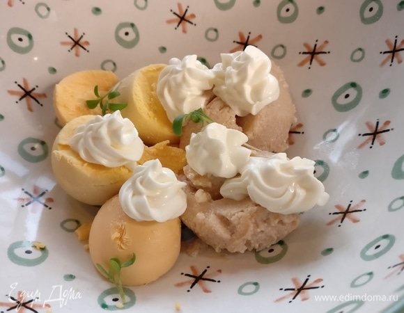 А в это время готовим наполнения для белков: смешиваем икру (трески, мойвы, летучей рыбы — выбирайте на вкус), желтки и майонез. Можно добавить зелень или морскую капусту — нори.