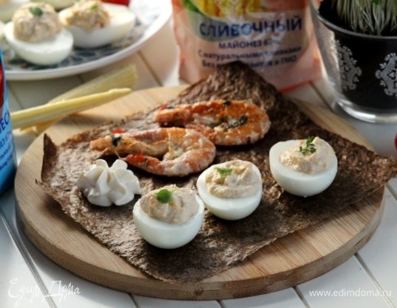 Обжаренные креветки и яйца с наполнением выкладываем на блюдо, на лист нори, украшаем майонезным цветочком, зеленью. Можно подать дополнительно овощи на гриле, которые вы предпочитаете.