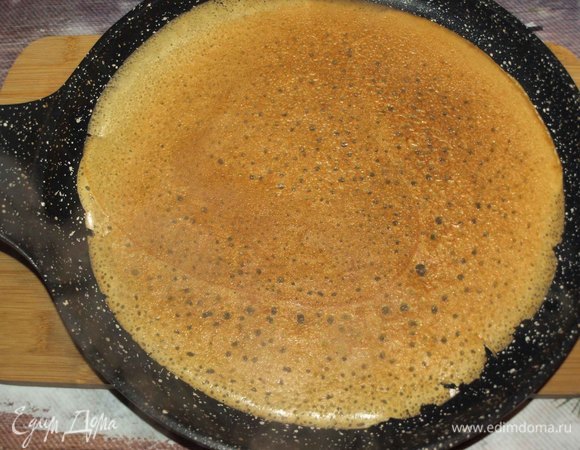 Выпекаем блины с двух сторон. Блины очень хорошо переворачиваются, не рвутся.