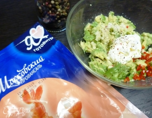 Приготовить соус-заправку для салата. Авокадо освободить от косточки и счистить шкурку. Размять вилкой мякоть так, чтобы были крупные кусочки. Добавить чеснок черех пресс и мелко нарезанный перец чили. Из чили уберите семена, чтобы не было слишком остро. Положить ложку майонеза ТМ «Московский провансаль» и аккуратно перемешать.