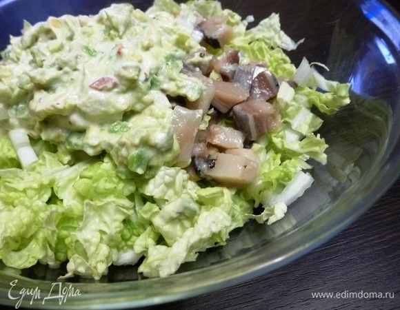 Пекинскую капусту (5–6 листов) нарезать соломкой. Соленую вкусную селедку нарезать кубиком. Добавить в салат приготовленный соус-заправку из авокадо с майонезом. Аккуратно перемешать.