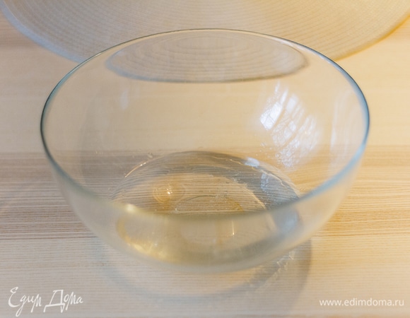 Смешать в миске воду, растительное масло, уксус и соль.