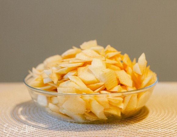 Нарезать яблоки некрупными кусочками.