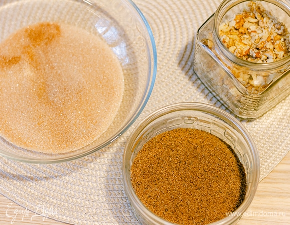 Панировочные сухари немного поджарить на сухой сковороде. Сахар смешать с корицей.