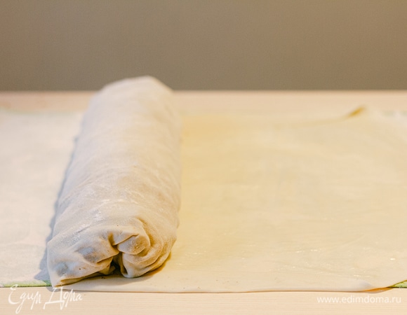 Свернуть рулет по длинной стороне, при этом помогая себе полотенцем.