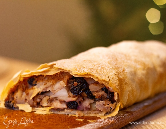 Выпекать при 180°C до румяной корочки. Немного остудить и посыпать сахарной пудрой. Приятного аппетита!