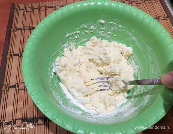 Маргарину лучше дать немного согреться, чтобы стал мягким. Творог зерновой предварительно протереть через сито, тогда тесто получится более однородным. Смешиваем маргарин с сахарной пудрой (120–130 г). Добавляем ванильный сахар. Оставляем немного пудры на посыпку.