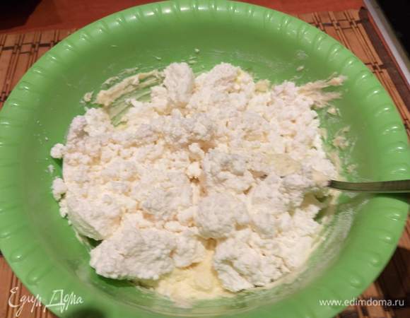 Добавляем творог, тщательно перемешиваем.