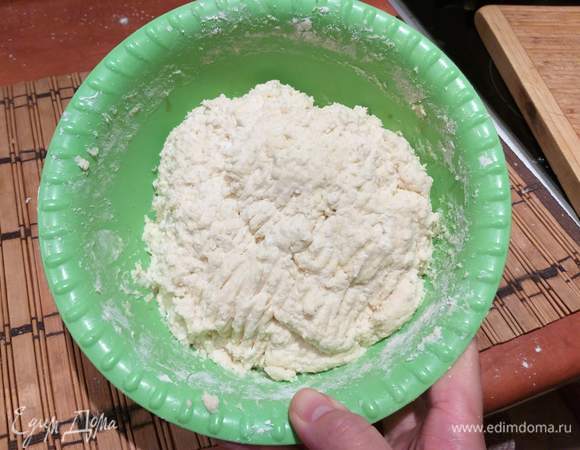 Полученное тесто накрываем пленкой и убираем в холодильник для остывания. Примерно на 30–40 минут. Для ускорения процесса можно поместить в морозильную камеру. Охлаждаем до состояния, когда масса будет легко резаться ножом и не прилипать к нему.