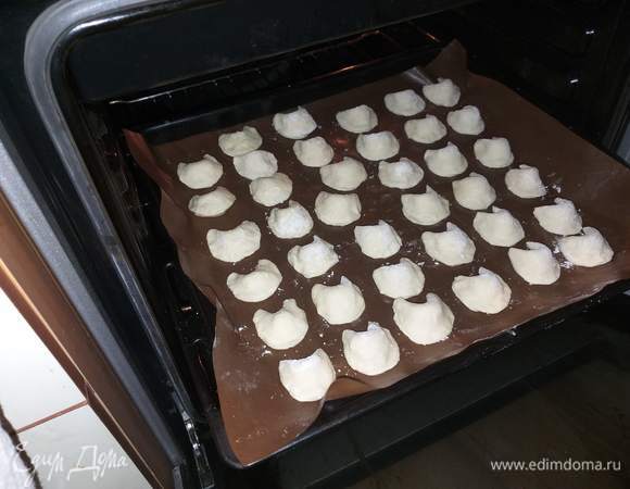 Полученные печеньки укладываем на лист. Выпекаем в предварительно разогретой духовке при температуре 200–220°C.