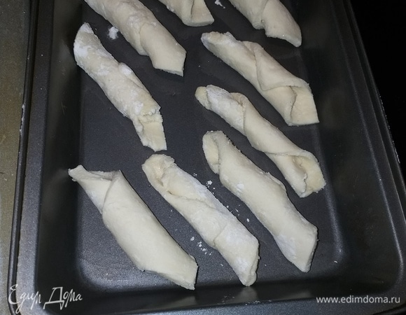 Если тесто осталось, а предсказания (или терпение) закончились, можно сделать мини-рулетики. Тогда раскатанный пласт слегка посыпаем сахаром, режем на квадраты и скатываем в рулетики.