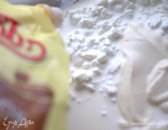 Итак, готовим заливку. В творог (зернистый в сливках, слегка подсоленный) добавить майонез ТМ «Махеевъ» с перепелиным яйцом.