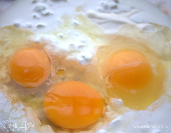 Вбить 3–4 яйца.