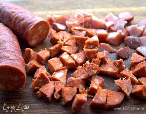 Чоризо (держу в морозилке для таких вот случаев!) или ветчину нарезать мелко.