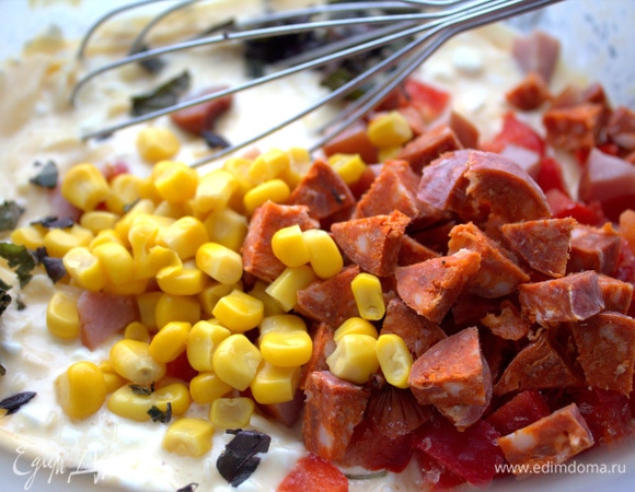 Вместе с кукурузой и зеленью высыпать в состав.